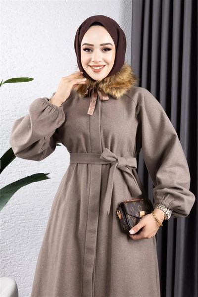 Mec Fashion Μαντό με στάμπα βιζόν - Λεπτομέρεια από γούνα