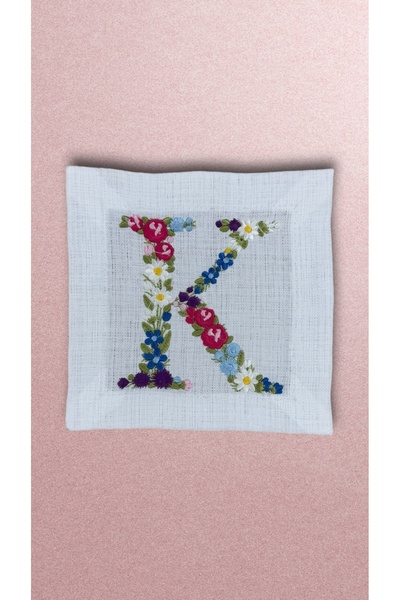 Hubb Interiors منديل كوكتيل مطرز بأحرف