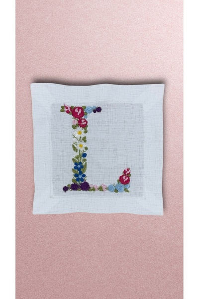 Hubb Interiors منديل كوكتيل مطرز بأحرف