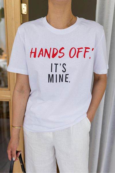 Askı Nişantaşı Tricou alb „Hands Off Its Mine” scris