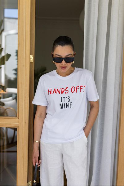 Askı Nişantaşı Tricou alb „Hands Off Its Mine” scris