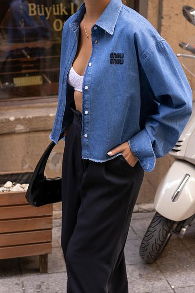 Askı Nişantaşı Cămașă clasică din denim brodat de culoarea Jean