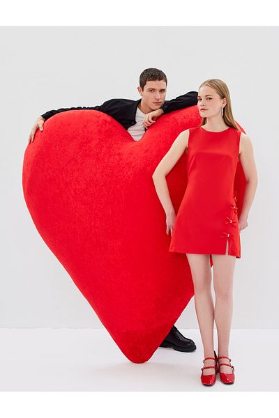 Koton Ärmelloses, schmal geschnittenes Mini-Abendkleid mit Steindetail und Schleife und Rundhalsausschnitt