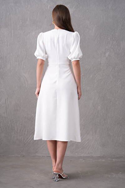 bayansepeti Beyaz Atlas Kumaş V Yaka Prenses Kol Düğme Aksesuarlı Kloş Midi Abiye Elbise 153
