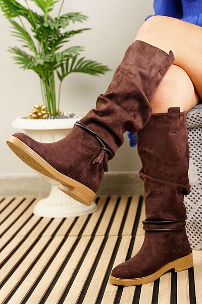 İmerShoes Cizme de damă din piele intoarsa maro sub genunchi - burduf, toc mic, captusita cu blana, detaliu cu ciucuri 1045