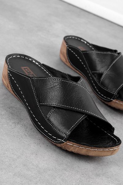 Lal Shoes & Bags شبشب Darlen من الجلد الطبيعي باللون الأسود - مع تفاصيل شريط متقاطع