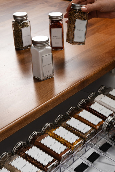 Mienda Home 12'li Şeffaf Kristal Plexi Standlı Cam Baharatlık Seti Kapaklı Be...