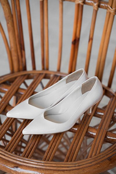 Parponi Rumi Low Heeled Patent Leather Stiletto Ecru