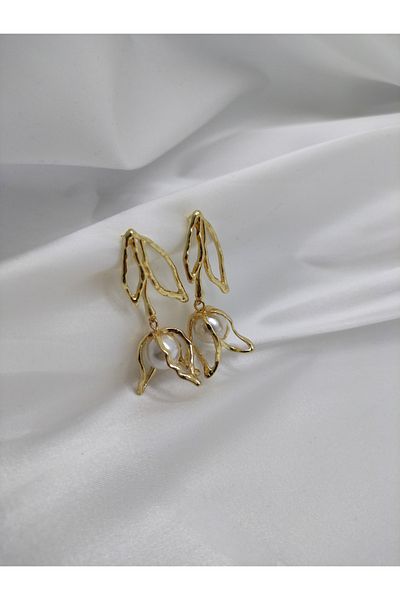 Pera Pearl Tulip Earrings