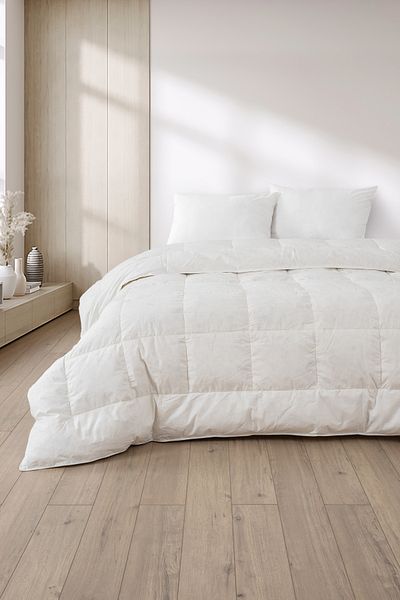 Gonz Alez 100% Natural Goose down Quilt – Ultra Lightweight, Warm and Breathable |   Luxury Sleeping Comfort