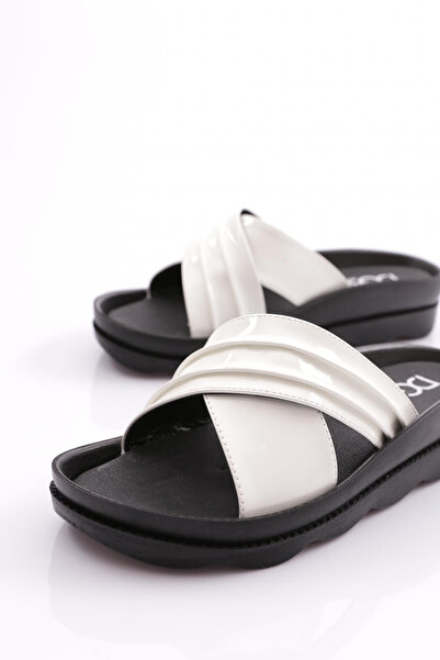 DGN Dámské pantofle z bílé lakované kůže 1732-22y - s křížovým páskem