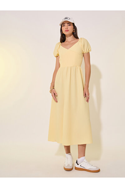 Take Two By Styli فستان ميدي سادة ملفوف بفتحة رقبة على شكل حرف V وأكمام منفوخة