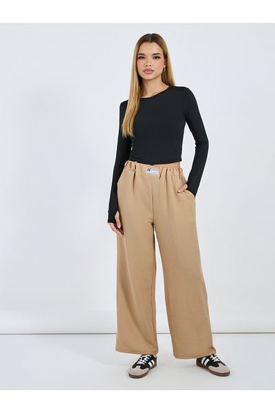 Styli Textured Mid Rise Wide Leg Pants with Badge Detail