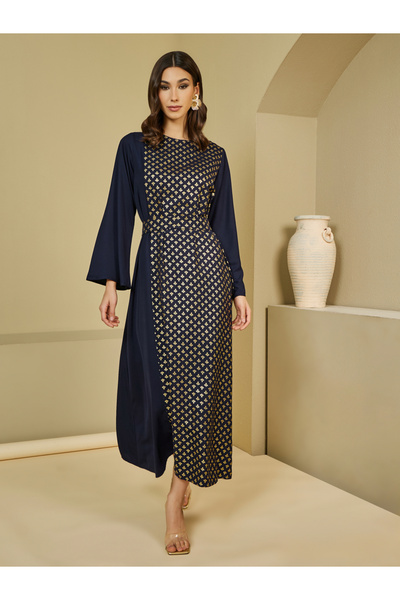 Styli جلابية بطبعة رقائق معدنية بتصميم خط A مع تفاصيل حزام الخصر