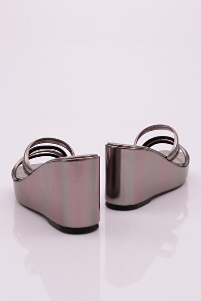 DGN 830 Papuci de damă cu talpă cu pană argintiu piatră platină