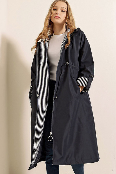 MissThetis Kol Kapüşon ve Önü Çizgili Çift Cep Uzun Kollu Fermuarlı Beli Büzgülü Şık ve Cool Midi Boy Trençkot