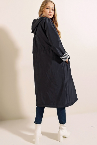MissThetis Kol Kapüşon ve Önü Çizgili Çift Cep Uzun Kollu Fermuarlı Beli Büzgülü Şık ve Cool Midi Boy Trençkot