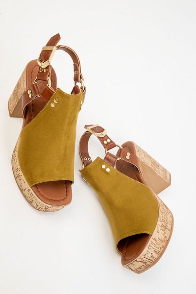 SOHO Klassische Damenschuhe mit Absatz aus khakifarbenem Wildleder 20315