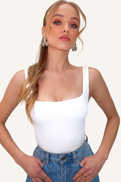 Trend Alaçatı Stili Dámská halenka z bílého čtvercového výstřihu s tenkými ramínky Sandy Fabric ALC-X13453