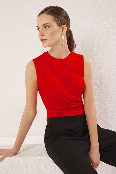 Trendyol Collection Rote Viskose-Strickbluse mit Kordelzug/Drape-Details, TWOSS25BZ00023