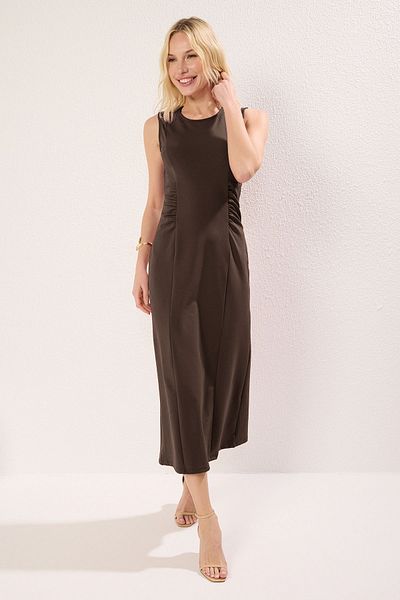 Trendyol Collection Braunes Midi-Strickkleid mit Kordelzug/Drape-Detail und Mondärmeln TWOSS25EL00229