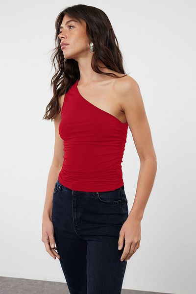 Trendyol Collection Rote, dehnbare, sitzende One-Shoulder-Bluse mit Kordelzug und detailliertem, körperbetontem TWOSS21BZ0590