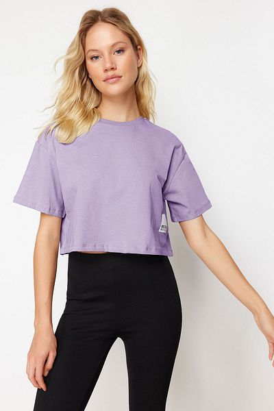 Trendyol Collection Lilafarbenes, entspanntes/bequemes, gestricktes T-Shirt aus 100 % Baumwolle mit gewebtem Etikettendetail TWOSS24TS00219