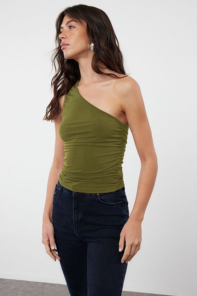 Trendyol Collection Ölgrüne, geraffte, detaillierte, einschultrige, dehnbare Strickbluse TWOSS21BZ0590