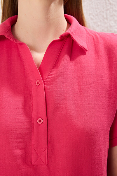 Trendyol Collection Fuchsiafarbenes, gerades, gerade geschnittenes Midi-Webkleid TWOSS25EL00171