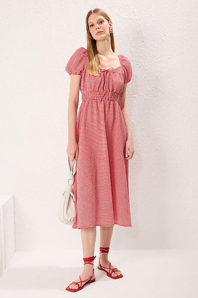 Trendyol Collection Rotes, kariertes, gewebtes Midikleid in A-Linie mit Spitzendetail TWOSS25EL00297