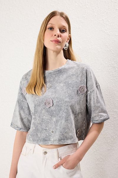 Trendyol Collection Bequeme Passform – Graues Crop-T-Shirt mit Blumendruck TWOSS25TS00131