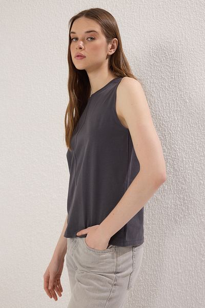Trendyol Collection Anthrazitfarbenes, 100 % Baumwoll-Strick-Unterhemd mit Nähten, detaillierten Nullärmeln und Rundhalsausschnitt TWOSS25AL00038
