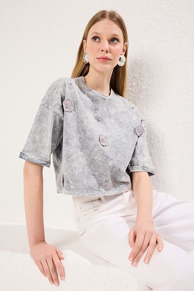 Trendyol Collection Bequeme Passform – Graues Crop-T-Shirt mit Blumendruck TWOSS25TS00131