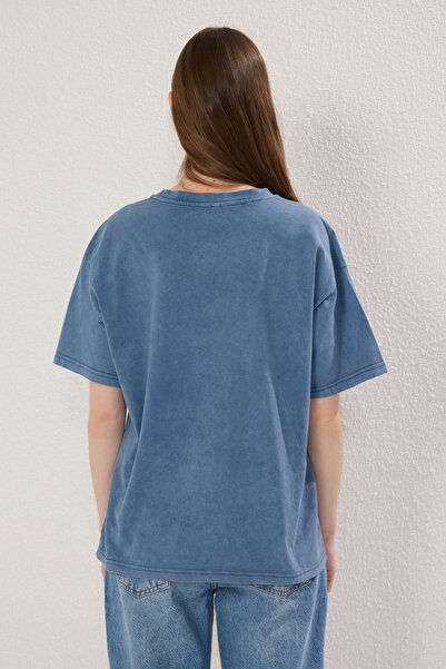 Trendyol Collection Μπλουζάκι Indigo Crew Neck 100% βαμβακερό με φαρδιά εφαρμογή - ξεθωριασμένο εφέ, TWOSS23TS00112