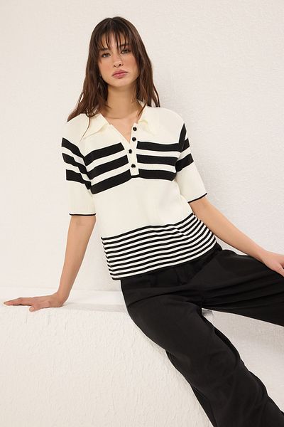 Trendyol Collection Ecrufarbener Strickpullover mit Polokragen und Farbblock TWOSS25KZ00002