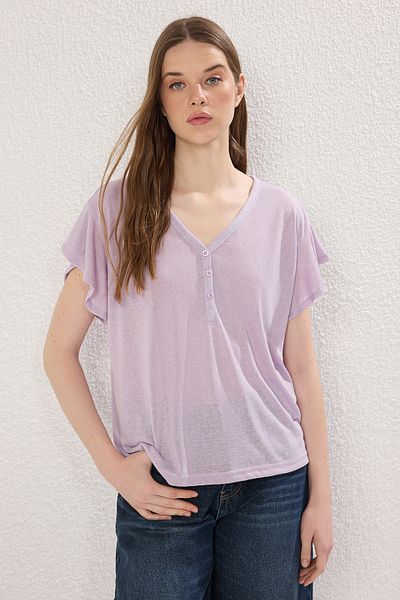 Trendyol Collection Fliederfarbenes Basic-Strick-T-Shirt im Leinen-Look mit V-Ausschnitt und geknöpften Ärmeln TWOSS23TS00382