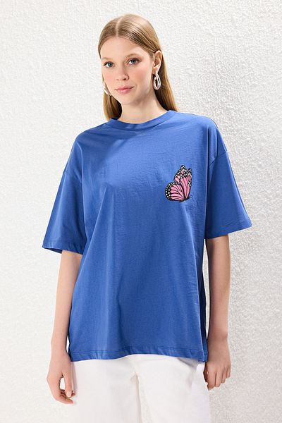 Trendyol Collection Indigo Crew Neck Oversize póló - elöl és hátul nyomott, kötött TWOSS24TS00119