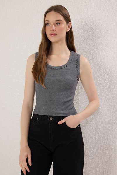 Trendyol Collection Εύκαμπτη πλεκτή μπλούζα με ραβδώσεις ανθρακί - λαιμόκοψη πισίνας, μηδενικό μανίκι - TWOSS25BZ00289