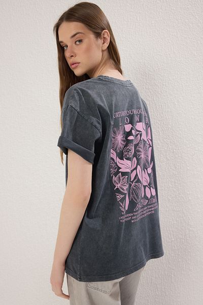 Trendyol Collection Antracitová praná přední a zadní strana s potiskem Oversize/Wide Fit Pletené tričko Twoss25Ts00120