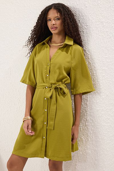 Trendyol Collection Μίνι υφαντό φόρεμα με λαδί πράσινη ζώνη TWOSS25EL00436