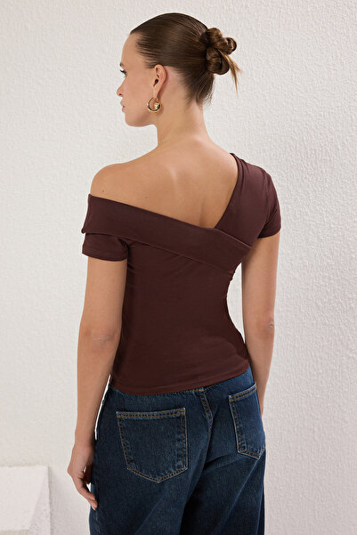 Trendyol Collection Πλεκτή μπλούζα με ασύμμετρο γιακά καφέ - Καθιστή στο σώμα, TWOSS25BZ00381
