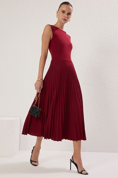 Trendyol Collection Ärmelloses, dehnbares, gestricktes Midikleid mit Plissee-Futter in Burgunderrot TWOSS24EL00785