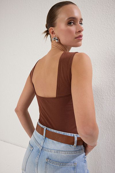 Trendyol Collection Εύκαμπτη βαμβακερή πλεκτή μπλούζα - Χαμηλή πλάτη, κανονικό μέγεθος - καφέ TWOSS24BZ00031