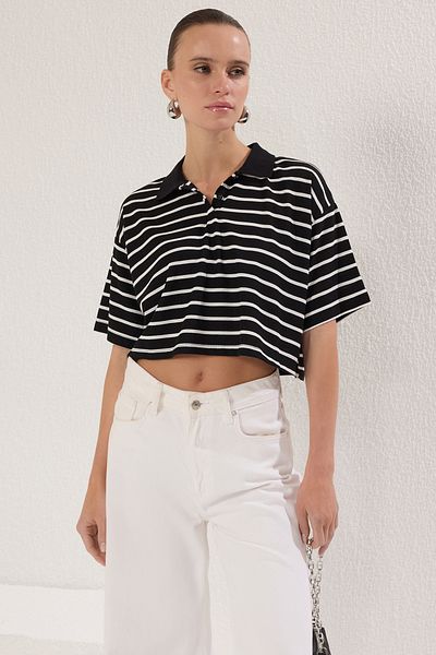 Trendyol Collection Czarny, prążkowany, luźny/wygodny T-shirt z dzianiny TWOSS25TS00109