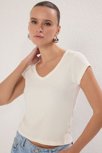 Trendyol Collection Ecru V-Neck Fitted/Body-Sitting Knitted Blouse Twoss25Bz00208