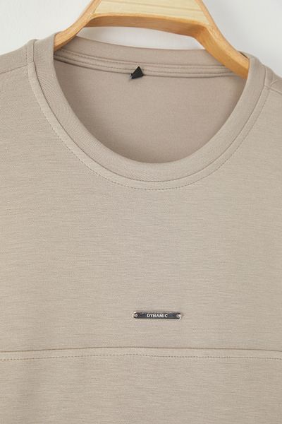 Trendyol Collection Πέτρινο μπλουζάκι Interlock με λεπτομέρεια με μεταλλική ετικέτα μεγάλου μεγέθους/φαρδιά κοπή