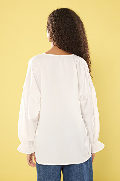 Trendyol Collection Λευκή μπροστινή υφαντή μπλούζα με κορδόνι με κέντημα καρδιάς TWOSS25BZ00109