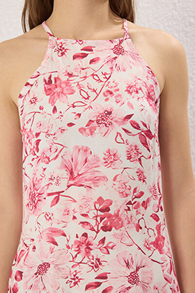 Trendyol Collection Rózsaszín virágos egyenes szabású viszkóz maxi szőtt ruha TWOSS24EL00524