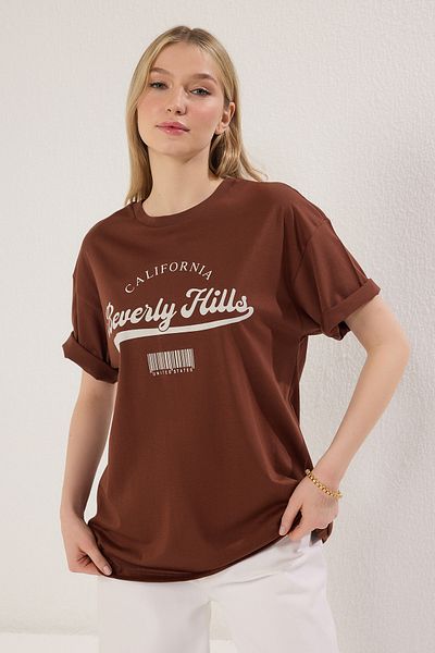 Trendyol Collection Übergroßes braunes Strick-T-Shirt – bedruckt, TWOSS25TS00121