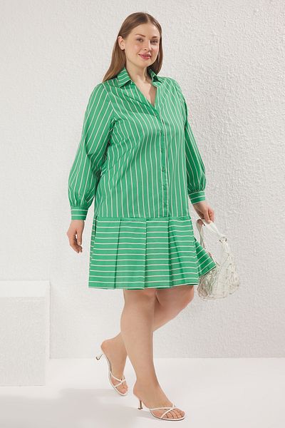 Trendyol Curve Grün gestreiftes, gewebtes Kleid in Übergröße